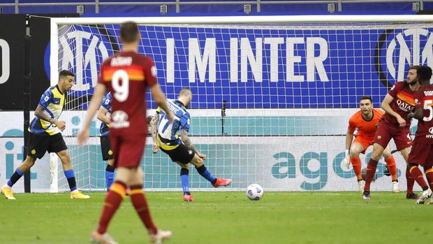 Inter Milan's Marcelo Brozovic scores against Roma during a Serie A soccer match between Inter Milan and Roma at the San Siro stadium in Milan, Italy, Sunday, Feb. 28, 2021. (AP Photo/Luca Bruno)