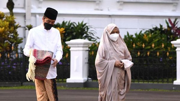Potret Jokowi-Iriana Salat Id di Halaman Istana Bogor