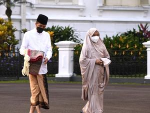 Potret Jokowi-Iriana Salat Id di Halaman Istana Bogor