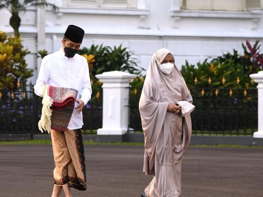 Potret Jokowi-Iriana Salat Id di Halaman Istana Bogor Potret Jokowi-Iriana Salat Id di Halaman Istana Bogor