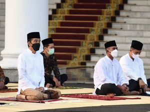 Jokowi dan Iriana Salat Id di Halaman Istana Bogor