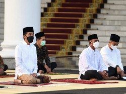 Jokowi dan Iriana Salat Id di Halaman Istana Bogor