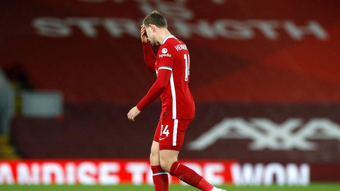 LIVERPOOL, ENGLAND - FEBRUARY 20: Jordan Henderson of Liverpool leaves the pitch as he is substituted off due to injury during the Premier League match between Liverpool and Everton at Anfield on February 20, 2021 in Liverpool, England. Sporting stadiums around the UK remain under strict restrictions due to the Coronavirus Pandemic as Government social distancing laws prohibit fans inside venues resulting in games being played behind closed doors. (Photo by Phil Noble - Pool/Getty Images)