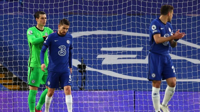 LONDON, ENGLAND - MAY 12: Kepa Arrizabalaga and Jorginho of Chelsea cut dejected figures as Emile Smith Rowe of Arsenal (not pictured) scores their sides first goal  during the Premier League match between Chelsea and Arsenal at Stamford Bridge on May 12, 2021 in London, England. Sporting stadiums around the UK remain under strict restrictions due to the Coronavirus Pandemic as Government social distancing laws prohibit fans inside venues resulting in games being played behind closed doors. (Photo by Catherine Ivill/Getty Images)