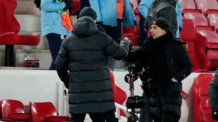 LIVERPOOL, ENGLAND - FEBRUARY 07: Pep Guardiola (R), Manager of Manchester City interacts with Jurgen Klopp, Manager of Liverpool following the Premier League match between Liverpool and Manchester City at Anfield on February 07, 2021 in Liverpool, England. Sporting stadiums around the UK remain under strict restrictions due to the Coronavirus Pandemic as Government social distancing laws prohibit fans inside venues resulting in games being played behind closed doors (Photo by Tim Keeton - Pool/Getty Images)