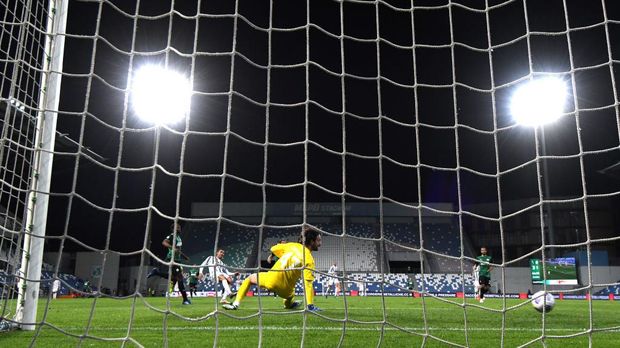 REGGIO NELL'EMILIA, ITALY - MAY 12: Cristiano Ronaldo of Juventus scores their side's second goal past Andrea Consigli of U.S. Sassuolo Calcio during the Serie A match between US Sassuolo and Juventus at Mapei Stadium - Città del Tricolore on May 12, 2021 in Reggio nell'Emilia, Italy. Sporting stadiums around Italy remain under strict restrictions due to the Coronavirus Pandemic as Government social distancing laws prohibit fans inside venues resulting in games being played behind closed doors.  (Photo by Alessandro Sabattini/Getty Images)