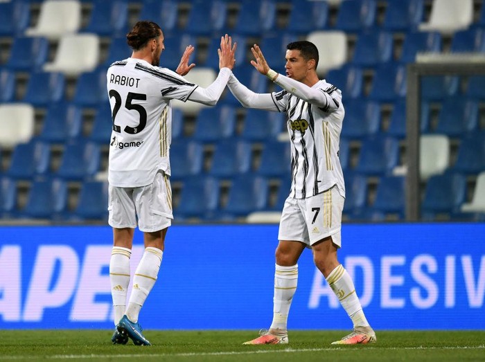 REGGIO NELLEMILIA, ITALY - MAY 12: Adrien Rabiot of Juventus celebrates with Cristiano Ronaldo after scoring their sides first goal during the Serie A match between US Sassuolo and Juventus at Mapei Stadium - Città del Tricolore on May 12, 2021 in Reggio nellEmilia, Italy. Sporting stadiums around Italy remain under strict restrictions due to the Coronavirus Pandemic as Government social distancing laws prohibit fans inside venues resulting in games being played behind closed doors.  (Photo by Alessandro Sabattini/Getty Images)