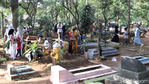 Kala Warga Bandung Ramai-ramai Ziarah Kubur di Momen Lebaran