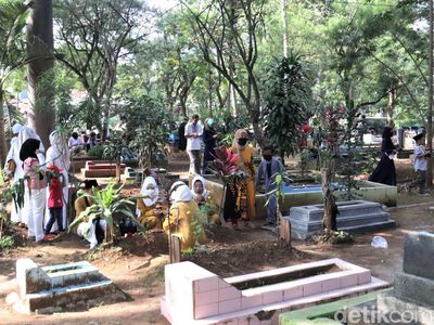 Kala Warga Bandung Ramai-ramai Ziarah Kubur di Momen Lebaran