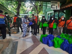 Lebaran dengan TKI di Tempat Karantina, Khofifah Bawakan Opor Ayam