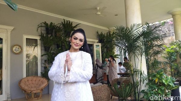 Potret Krisdayanti Rayakan Lebaran Tanpa Raul Lemos