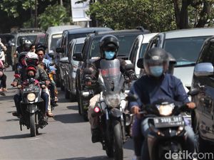 Lalin Perbatasan Bandung Ramai di Tengah Larangan Mudik Lokal Lalin Perbatasan Bandung Ramai di Tengah Larangan Mudik Lokal