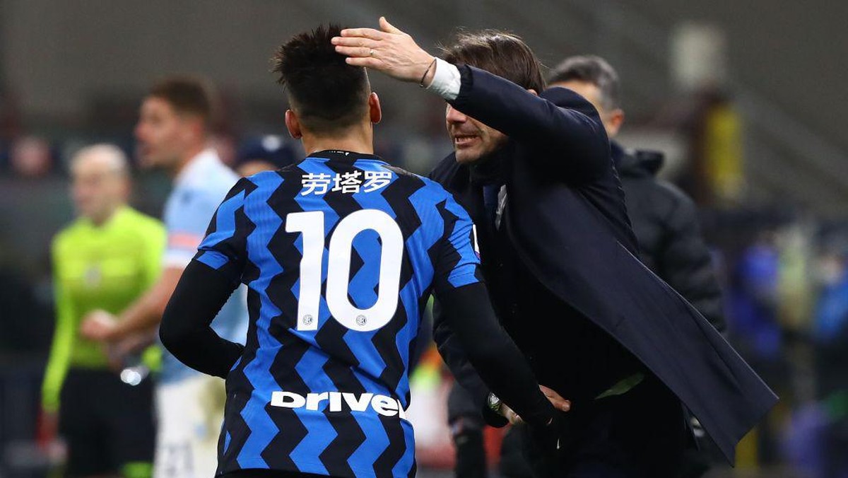 Lautaro Martinez dan Antonio Conte adu tinju di atas ring (Getty Images/Marco Luzzani)