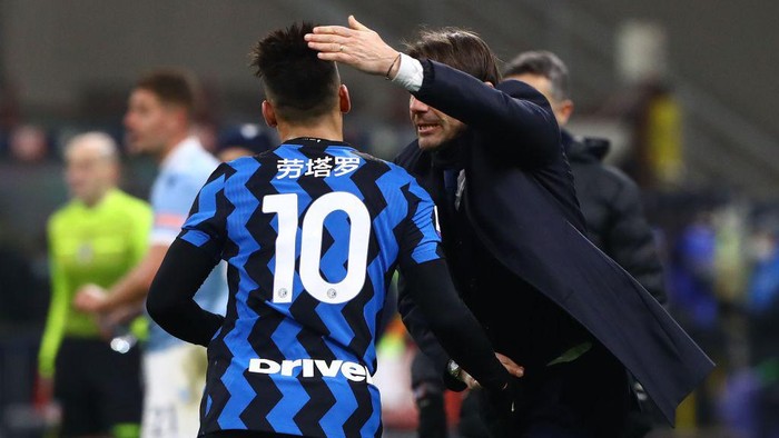 MILAN, ITALY - FEBRUARY 14:  Lautaro Martinez of FC Internazionale celebrates with his coach Antonio Conte after scoring their sides third goal during the Serie A match between FC Internazionale  and SS Lazio at Stadio Giuseppe Meazza on February 14, 2021 in Milan, Italy. (Photo by Marco Luzzani/Getty Images)