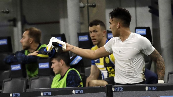Inter Milans Lautaro Martinez reacts after being substituted during a Serie A soccer match between Inter Milan and Roma at the San Siro stadium in Milan, Italy, Wednesday, May 12, 2021. (AP Photo/Luca Bruno)