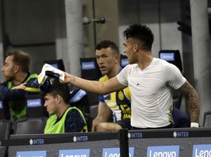 Ngeri! Martinez Ngamuk ke Conte Sampai Tendang Botol dan Melotot