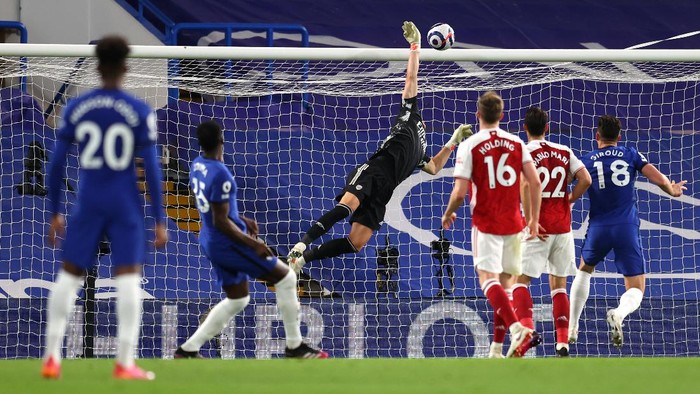 LONDON, ENGLAND - MAY 12: Bernd Leno of Arsenal makes a save from Kurt Zouma of Chelsea during the Premier League match between Chelsea and Arsenal at Stamford Bridge on May 12, 2021 in London, England. Sporting stadiums around the UK remain under strict restrictions due to the Coronavirus Pandemic as Government social distancing laws prohibit fans inside venues resulting in games being played behind closed doors. (Photo by Catherine Ivill/Getty Images)