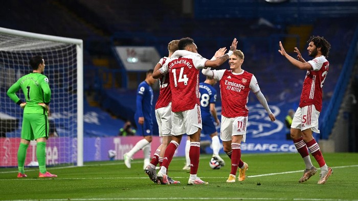 LONDON, ENGLAND - MAY 12: Emile Smith Rowe of Arsenal celebrates after scoring their sides first goal with team mate Pierre-Emerick Aubameyang during the Premier League match between Chelsea and Arsenal at Stamford Bridge on May 12, 2021 in London, England. Sporting stadiums around the UK remain under strict restrictions due to the Coronavirus Pandemic as Government social distancing laws prohibit fans inside venues resulting in games being played behind closed doors. (Photo by Shaun Botterill/Getty Images)