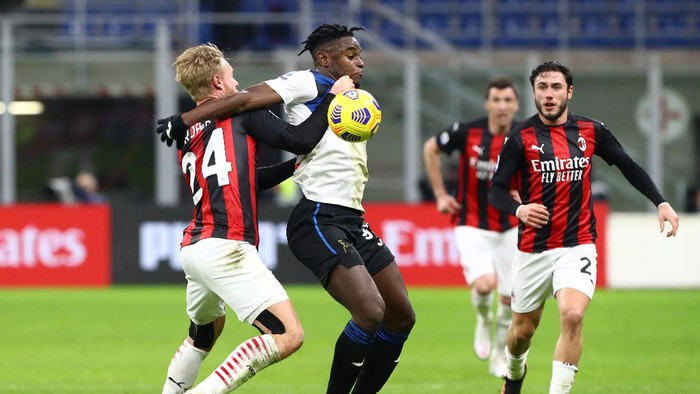 MILAN, ITALY - JANUARY 23: Duvan Zapata of Atalanta is challenged by Simon Kjaer of Milan during the Serie A match between AC Milan and Atalanta BC at Stadio Giuseppe Meazza on January 23, 2021 in Milan, Italy. Sporting stadiums around Italy remain under strict restrictions due to the Coronavirus Pandemic as Government social distancing laws prohibit fans inside venues resulting in games being played behind closed doors. (Photo by Marco Luzzani/Getty Images)