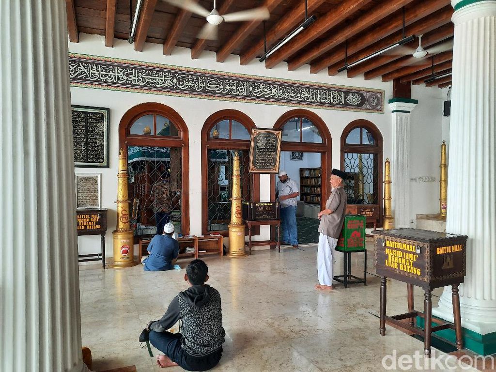 Mereka Berlebaran di Masjid Luar Batang Mereka Berlebaran di Masjid Luar Batang