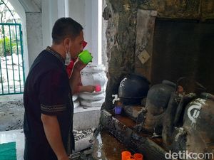 Suasana di Makam Mbah Priok Saat Lebaran Hari Pertama Suasana di Makam Mbah Priok Saat Lebaran Hari Pertama