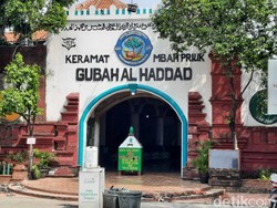 Tak Bisa Mudik, Warga Wisata Religi ke Makam Mbah Priok
