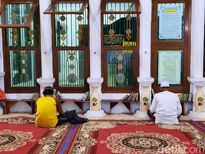 Nggak Mudik, Mereka Berziarah ke Makam Mbah Priok di Hari Lebaran Nggak Mudik, Mereka Berziarah ke Makam Mbah Priok di Hari Lebaran