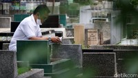 Meski Ditutup, Warga Tetap Ziarah ke TPU Sirnaraga Bandung