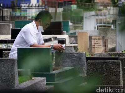 Meski Ditutup, Warga Tetap Ziarah ke TPU Sirnaraga Bandung
