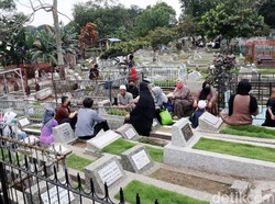 5 Doa Ziarah Kubur Orang Tua Lengkap Bacaan Arab, Latin dan Terjemahan