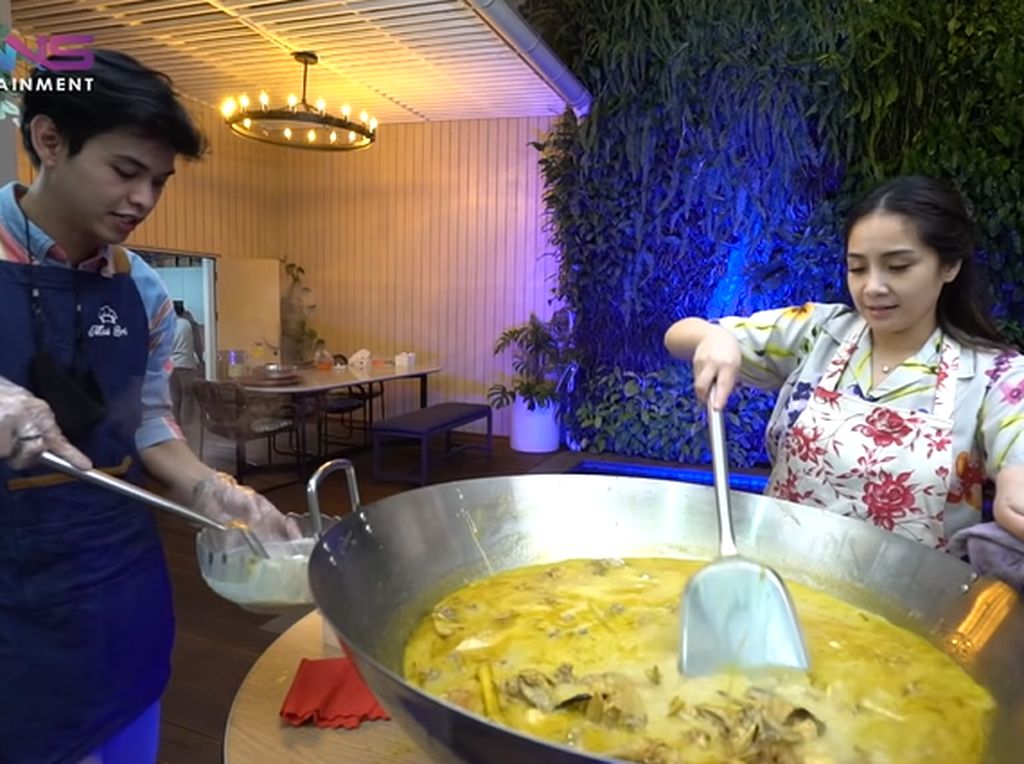 Nagita Slavina Masak Opor Ayam dengan 10 Ekor Ayam Kampung Nagita Slavina Masak Opor Ayam dengan 10 Ekor Ayam Kampung