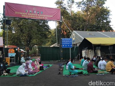 Nakes hingga TKI Positif COVID-19 Salat Id Bareng di RSLI Surabaya