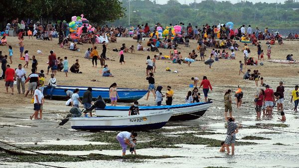 Pantai Sanur Ramai di Hari Pertama Lebaran