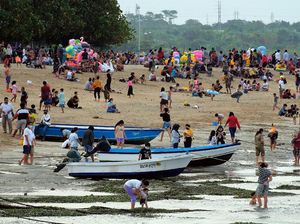 Pantai Sanur Ramai di Hari Pertama Lebaran Pantai Sanur Ramai di Hari Pertama Lebaran