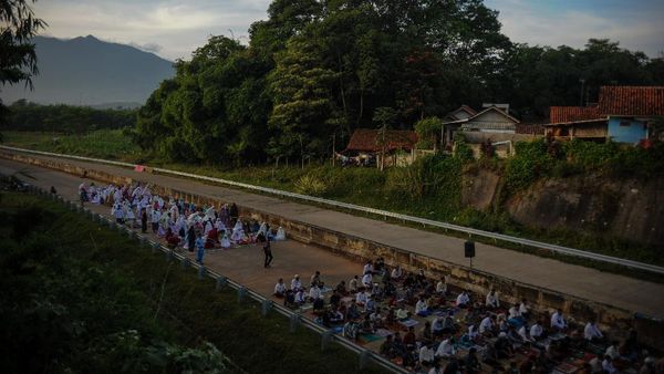 Penampakan Salat Idul Fitri di Jalan Tol Cisumdawu