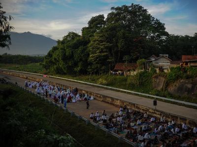 Penampakan Salat Idul Fitri di Jalan Tol Cisumdawu
