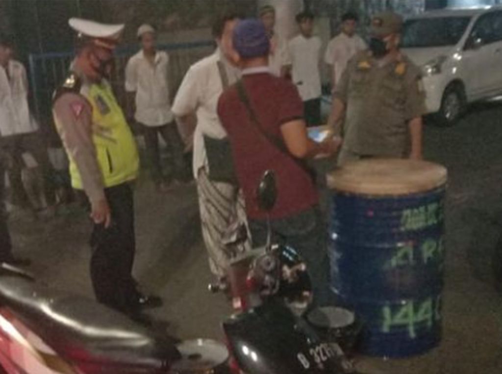 Nekat Takbir Keliling, Sejumlah Pemuda di Jaktim Diamankan Polisi Nekat Takbir Keliling, Sejumlah Pemuda di Jaktim Diamankan Polisi