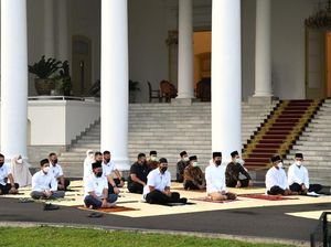 Momen Jokowi-Iriana Salat Idulfitri di Halaman Istana Bogor