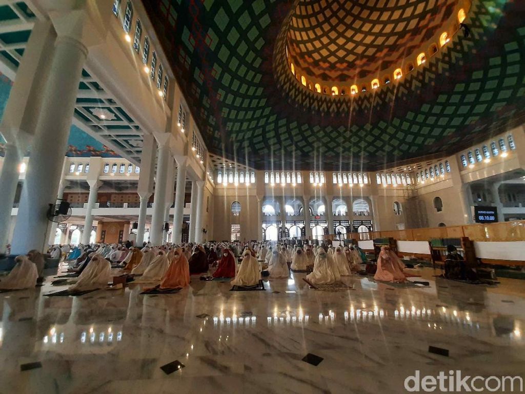 Salat Id di Masjid Al-Akbar Surabaya, Khatib Dibatasi 10 Menit Salat Id di Masjid Al-Akbar Surabaya, Khatib Dibatasi 10 Menit