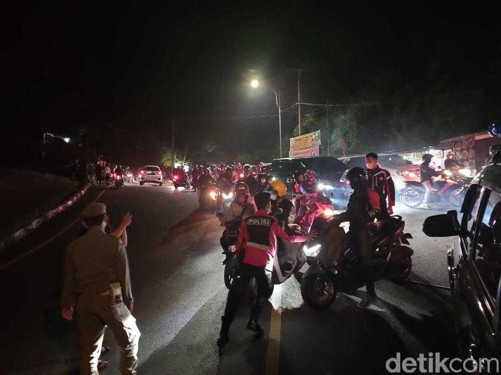 Pos Penyekatan di Puncak Cianjur Jebol Saat Jumlah Pemudik Membludak Pos Penyekatan di Puncak Cianjur Jebol Saat Jumlah Pemudik Membludak