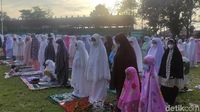 Saat Warga Cianjur Salat Id di Lapangan Taman Prawatasari