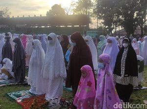 Saat Warga Cianjur Salat Id di Lapangan Taman Prawatasari