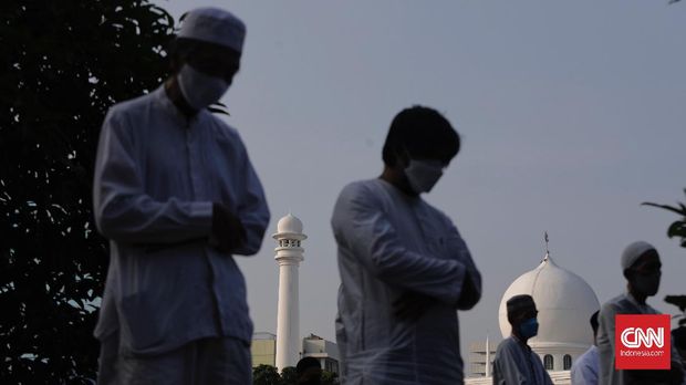 Umat muslim menunaikan ibadah Shalat Idul Fitri 1442 H dilingkungan Masjid Al-Azhar, Jakarta, Kamis, 13 Mei 2021. Umat muslim di seluruh Indonesia mulai melaksanakan shalat Idul Fitri secara berjamaah di tengah pandemik COVID-19, dengan mengunakan protokol kesehatan. (CNN Indonesia/ Adhi Wicaksono)