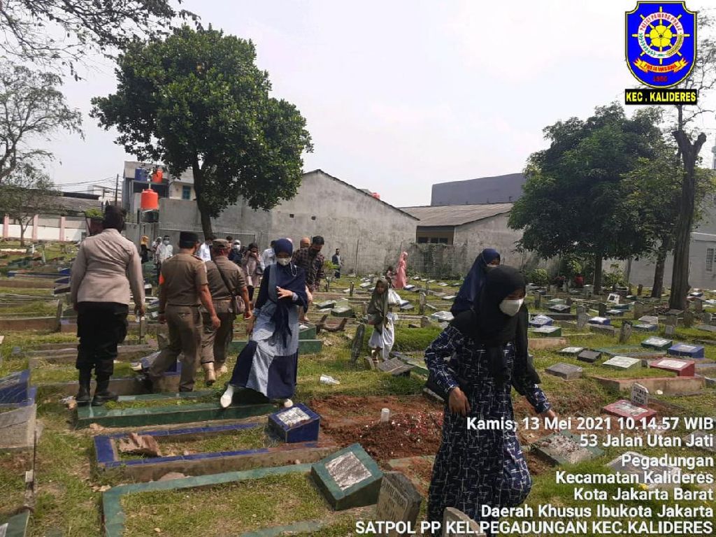 Warga Tetap Ziarah, Pemprov DKI Akui Tak Semua Akses TPU Bisa Ditutup Warga Tetap Ziarah, Pemprov DKI Akui Tak Semua Akses TPU Bisa Ditutup