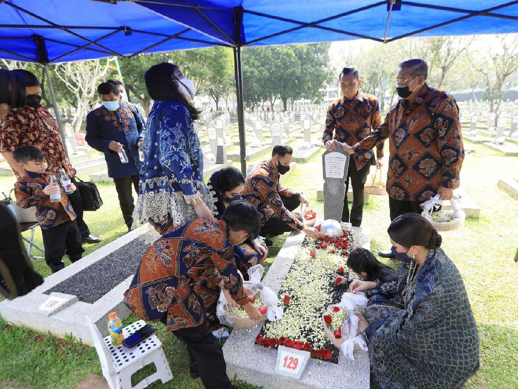 Lebaran Ketiga Tanpa Bu Ani, SBY: Hidup Saya Tak Pernah Sama Lagi
