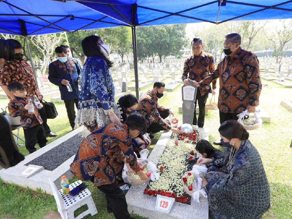 Lebaran Ketiga Tanpa Bu Ani, SBY: Hidup Saya Tak Pernah Sama Lagi Lebaran Ketiga Tanpa Bu Ani, SBY: Hidup Saya Tak Pernah Sama Lagi