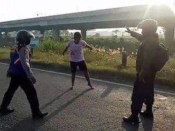 Seorang Pria Kesurupan Melintas di Arteri Porong, Mulutnya Mengaum Mirip Harimau