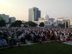 Kesan Jemaah Masjid Al-Azhar Salat Id 2021 di Tengah Pandemi