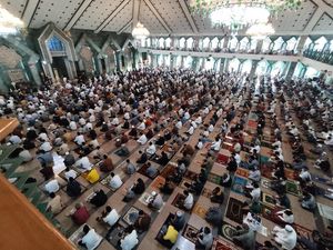 MUI Persilakan Saf Salat Rapat di PPKM Level 1, Ini Kata Satgas MUI Persilakan Saf Salat Rapat di PPKM Level 1, Ini Kata Satgas