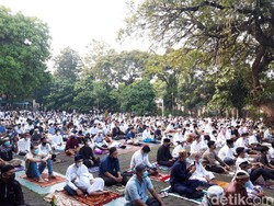 Pengais Rezeki di Masjid Sunda Kelapa, Berburu THR dari Jemaah